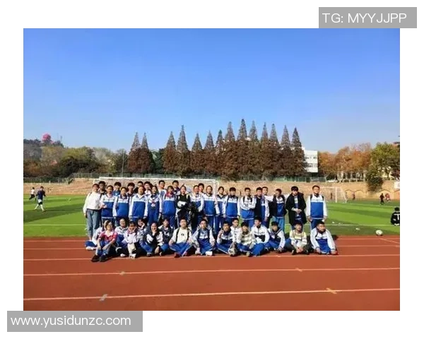 海报球星足球宿舍梦想之地展现青春活力与拼搏精神